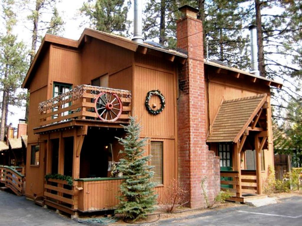 Majestic Moose Lodge - Coptic Villageビッグ・ベアー・レイク エクステリア 写真
